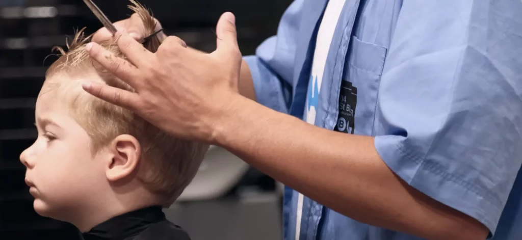 Coupe enfant en cours chez 04 ST BARBER Béziers, ambiance calme et rassurante