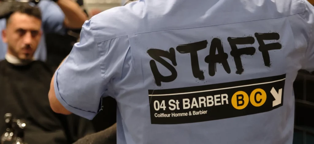 Client adulte en pleine coupe chez 04 ST BARBER Béziers, ambiance détendue