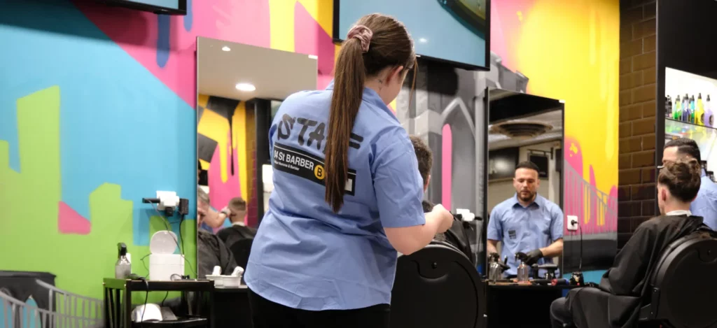 Vue intérieure du salon 04 ST BARBER Béziers avec graffitis et ambiance métro new-yorkais