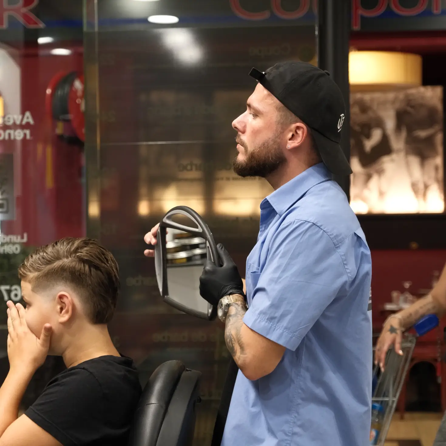 Alex présente le résultat final à un jeune client chez 04 ST BARBER Béziers