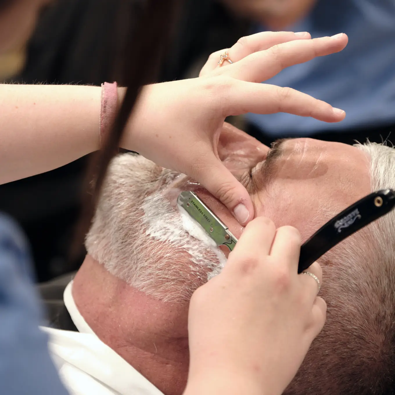 Rasage à l’ancienne avec serviette chaude chez 04 ST BARBER Béziers