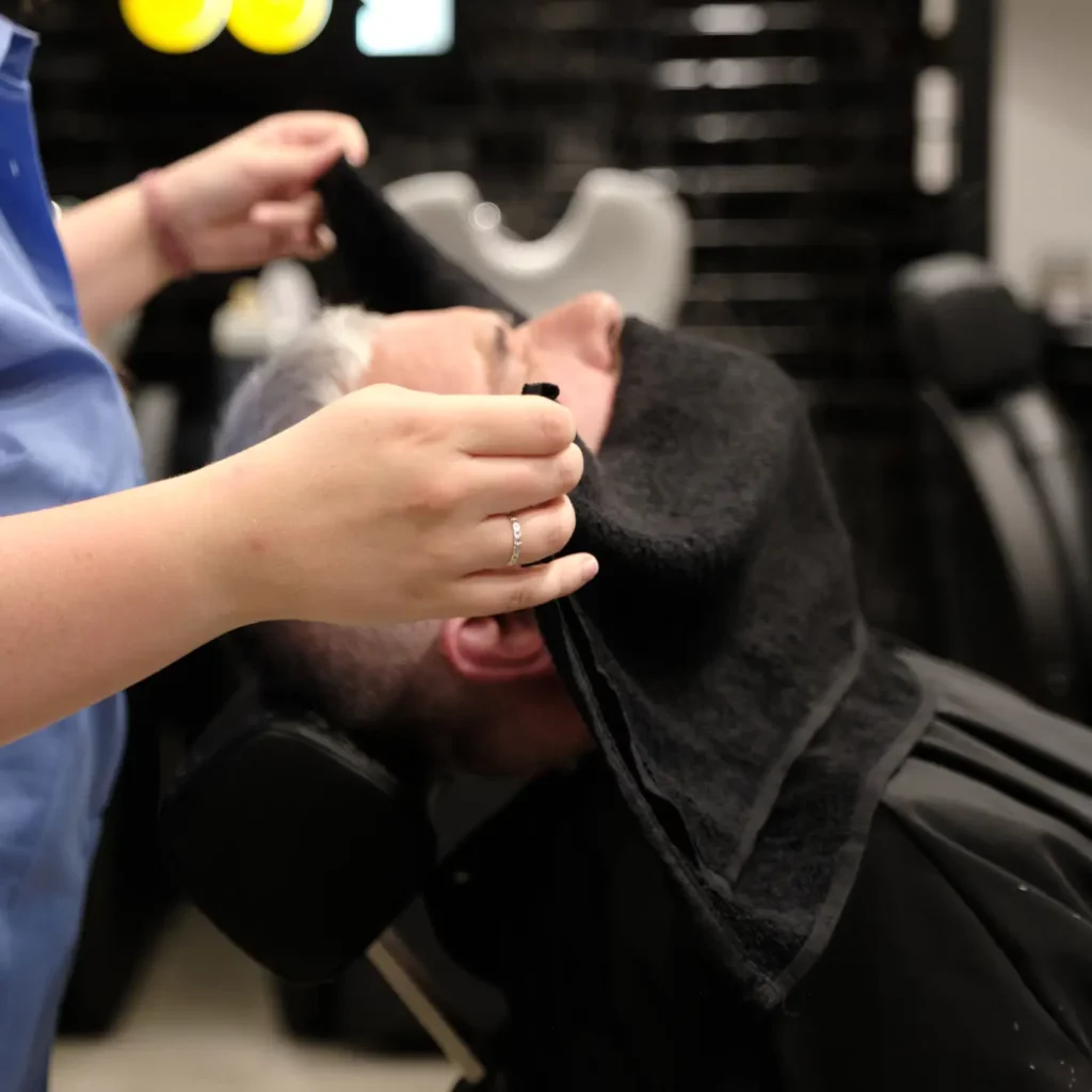 Serviette chaude appliquée pendant un soin barbe chez 04 ST BARBER Béziers