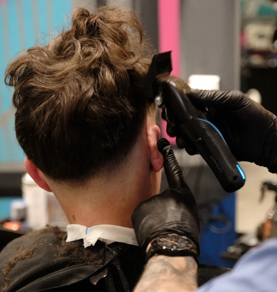 Dégradé progressif réalisé au rasoir électrique dans un salon de coiffure homme à Béziers
