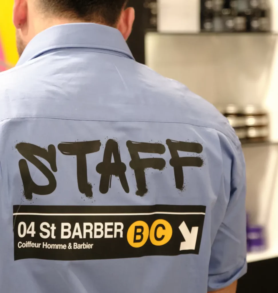 Logo 04 St Barber imprimé sur la chemise du personnel