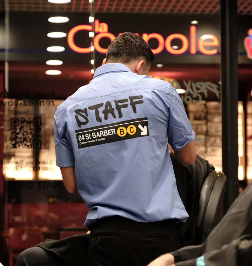 Chemise bleue du staff avec logo 04 St Barber – vue de dos