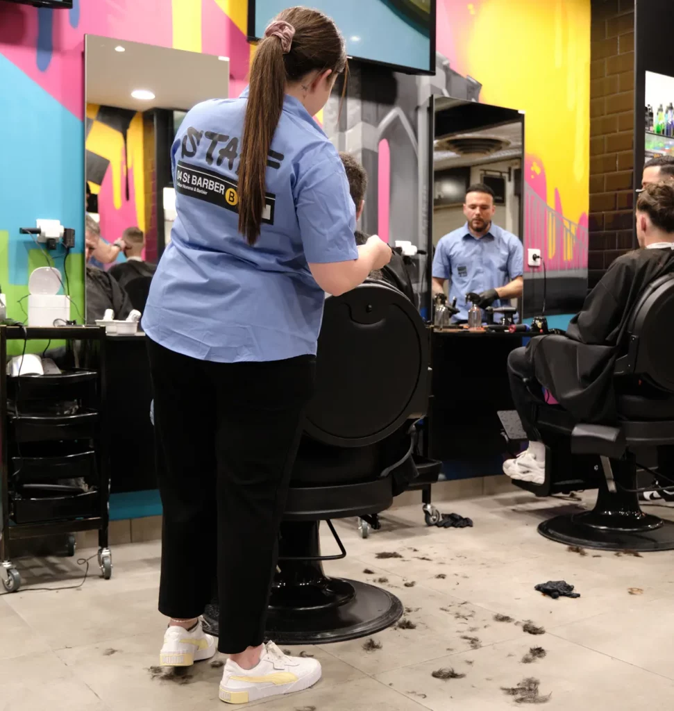 Plan large sur le salon avec coiffeurs en activité