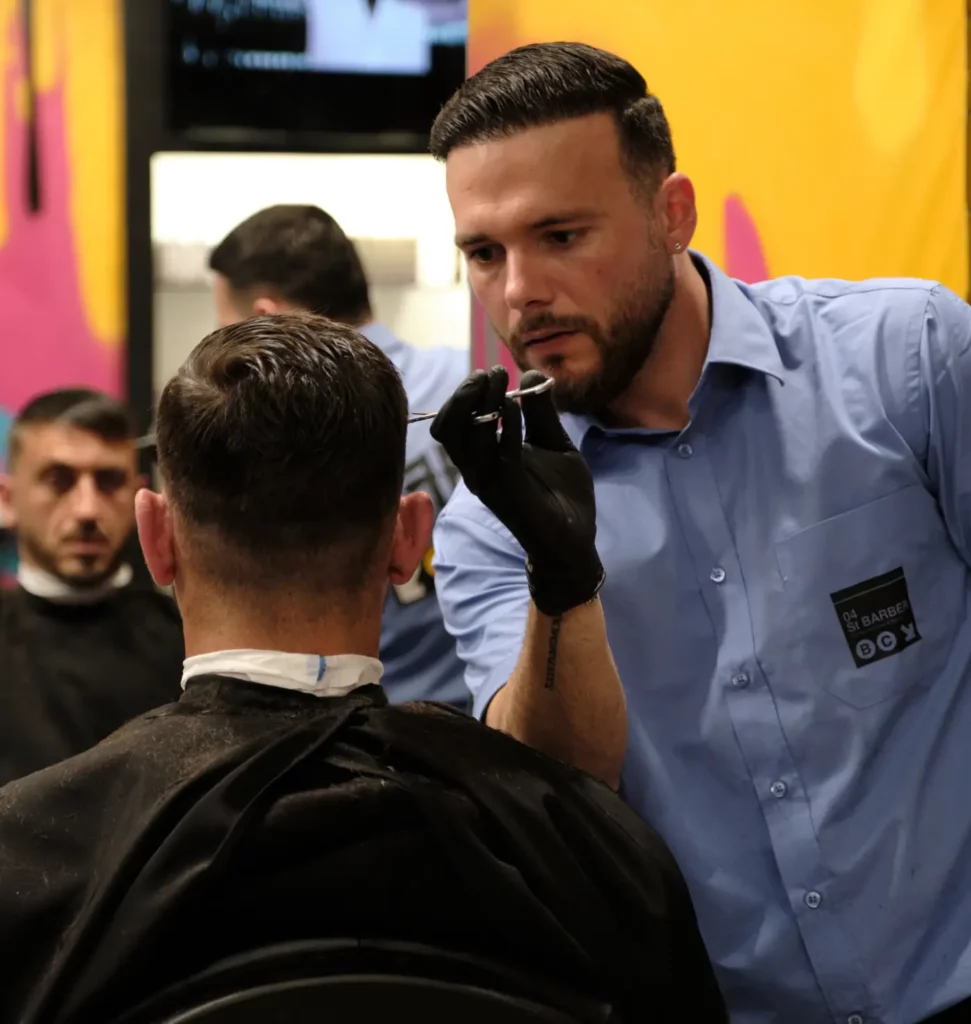 Finition de coupe sur un client chez 04 St Barber