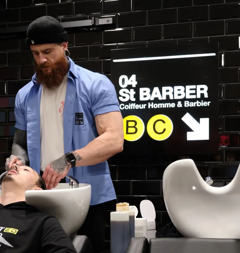 Barbier lavant les cheveux d’un client dans un bac professionnel – salon 04 St Barber à Béziers