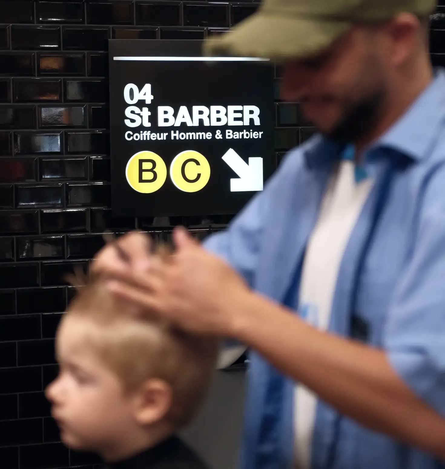 Coupe enfant chez 04 ST BARBER Béziers, dans un décor inspiré du métro new-yorkais