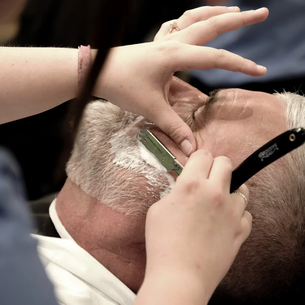 Rasage traditionnel à la shavette au salon 04 St BARBER Béziers