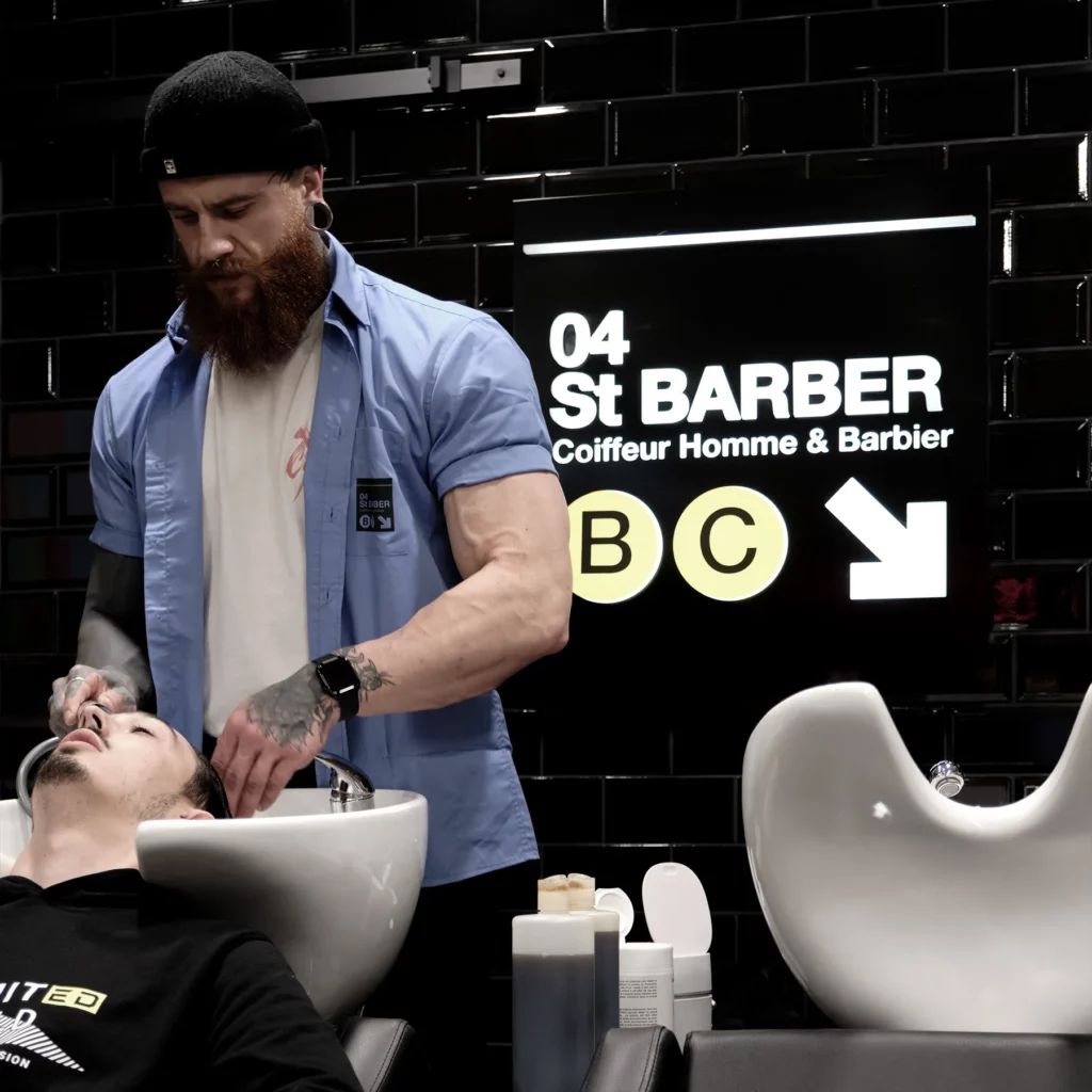 Barbier effectuant un shampoing à un client chez 04 St BARBER Béziers