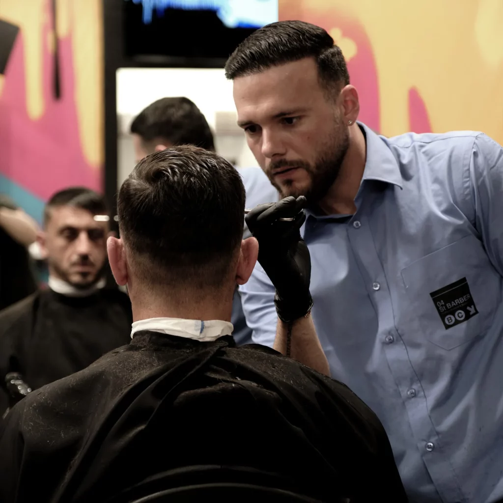 Barbier réalisant les finitions sur une coupe homme chez 04 St BARBER Béziers