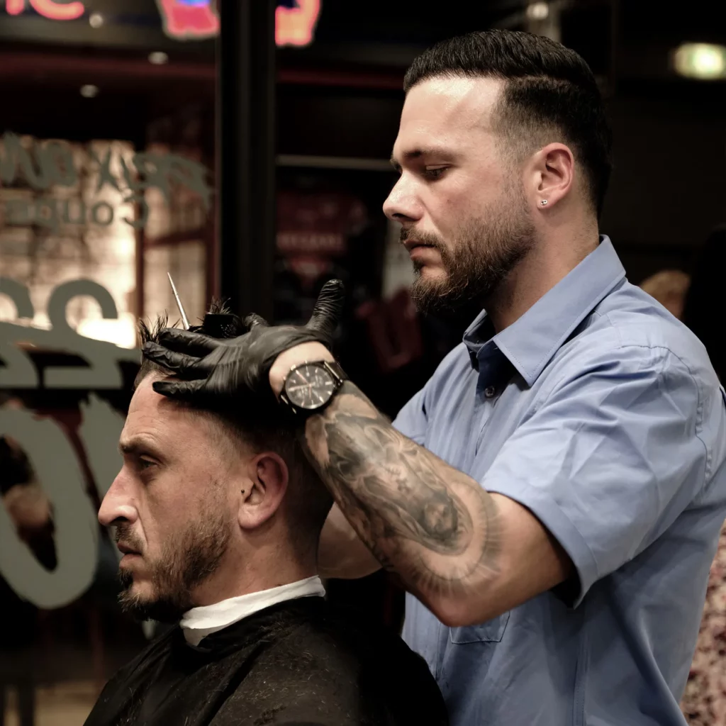 Coupe homme réalisée aux ciseaux chez 04 St BARBER
