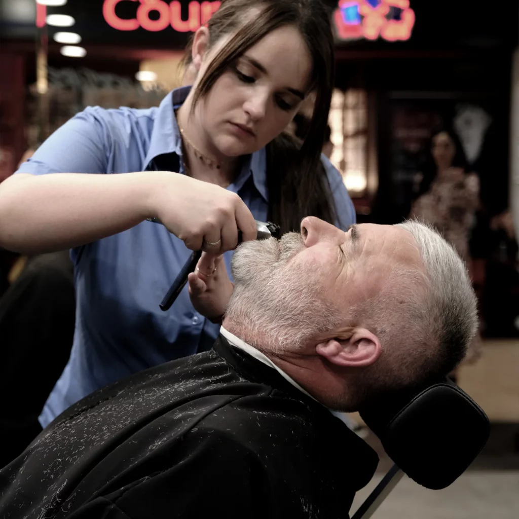 Rasage de la barbe à la tondeuse par une barbière chez 04 St BARBER