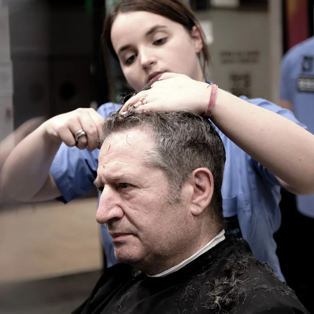 Coupe de cheveux homme réalisée par une coiffeuse de 04 ST BARBER