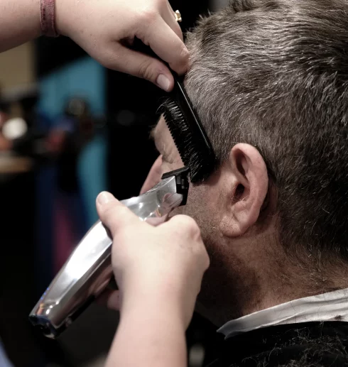Coupe au peigne et à la tondeuse chez 04 ST BARBER