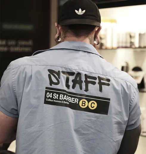 Ambiance urbaine et immersive du salon 04 St BARBER à Béziers