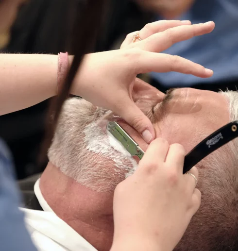 Rasage à l’ancienne avec serviette chaude chez 04 ST BARBER Béziers