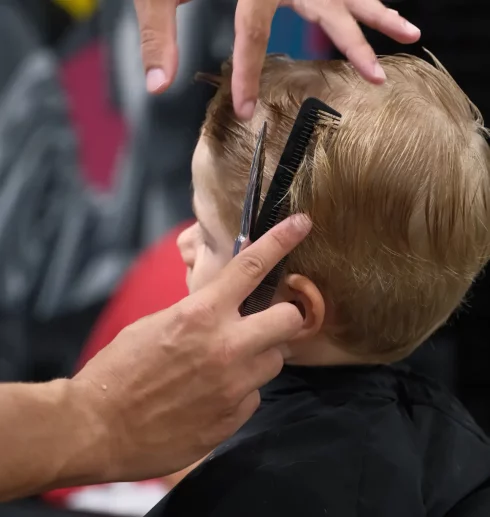 Coupe enfant réalisée avec soin chez 04 ST BARBER Béziers