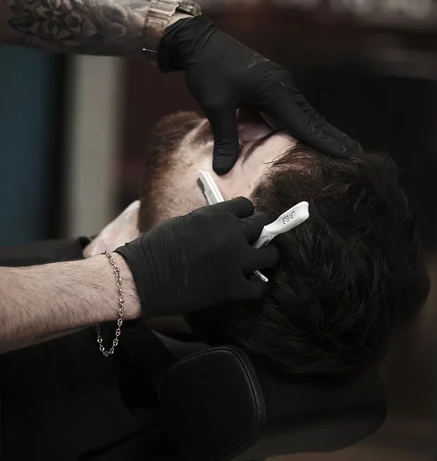 Rasage à l’ancienne avec serviette chaude chez 04 ST BARBER Béziers