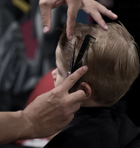 Coupe enfant réalisée avec soin chez 04 ST BARBER Béziers